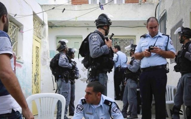La police des frontières protège une douzaine de juifs qui emménagent à Silwan, dans  Jérusalem Est, le 30 septembre 2014. (Crédit : Sliman Khader/Flash 90)