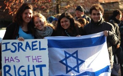 Photo d'illustration d'un rassemblement pro-Israël en novembre 2012 qui a eu lieu en face du Memorial de l'Union Erb à l'Université de l'Oregon. (Crédit : autorisation de l'Oregon Hillel)