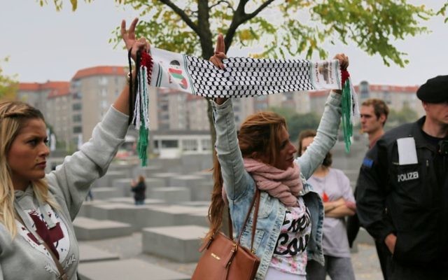 Militants islamiques et anti-israéliens ont brandi des drapeaux palestiniens affiches à Berlin, le 14 septembre, 2014 (Micki Weinberg / The Times of Israël)