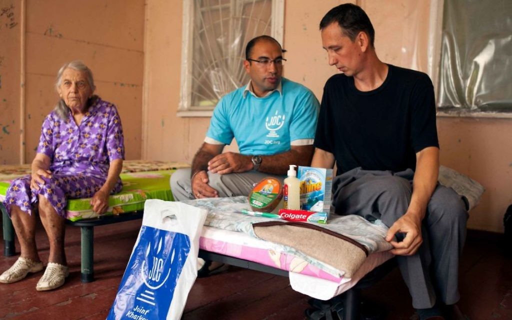 Oleg Khaet, le coordinateur de JDC, rend visite à une famille juive dans un camp de réfugiés à Kharkov. (Crédit : Rachel Calman / JDC, Août 2014)
