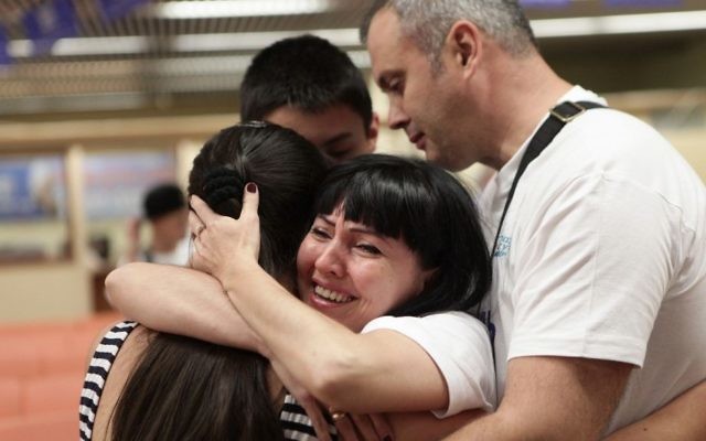 La famille Zheludev réunie à l'aéroport Ben Gurion le 22 septembre 2014 (Crédit : Zed Films/Courtoisie) La famille Zheludev réunie à l'aéroport Ben Gurion le 22 septembre 2014 (Crédit : Zed Films/Courtoisie)