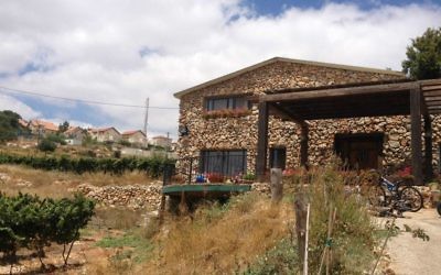 La maison de Yaakov Berg dans l'implantation de Mateh Binyamin (Crédit : Jessica Steinberg/Times of Israel) La maison de Yaakov Berg dans l'implantation de Mateh Binyamin (Crédit : Jessica Steinberg/Times of Israel)