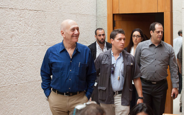 L'ancien Premier ministre Ehud Olmert entrant dans la Cour suprême de Jérusalem le 11 septembre 2014 (Crédit : Emil Salman/Flash90) L'ancien Premier ministre Ehud Olmert entrant dans la Cour suprême de Jérusalem le 11 septembre 2014 (Crédit : Emil Salman/Flash90)