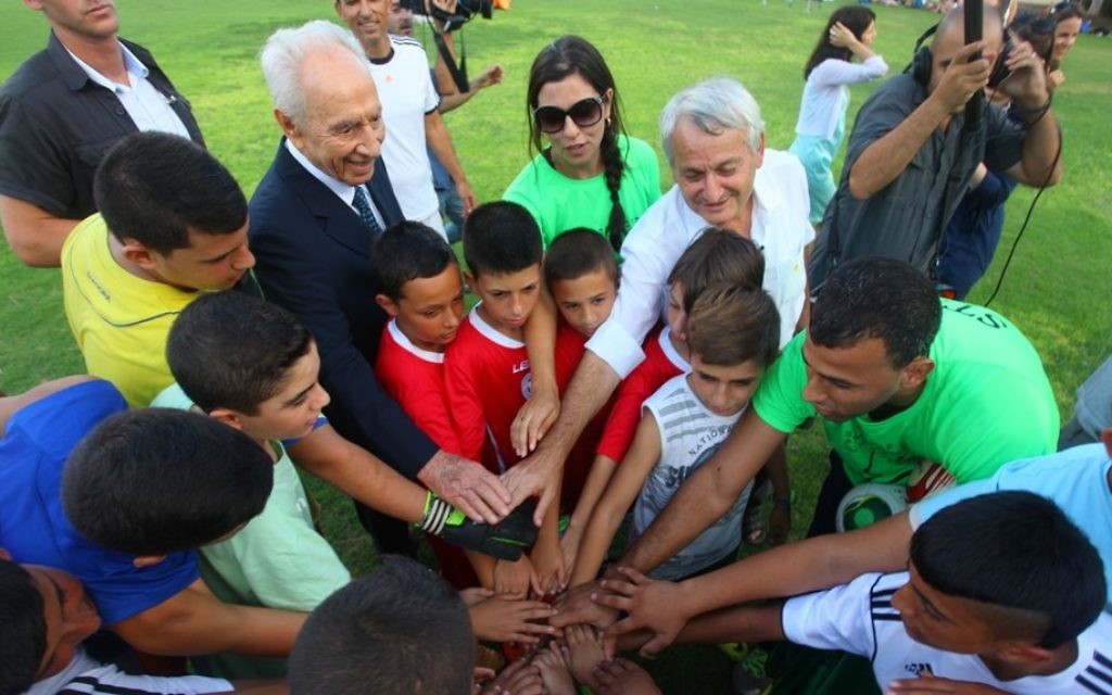 L'ancien président Shimon Peres lors du coup d'envoi du match au kibboutz de Dorot (Crédit : autorisation Peres Center for Peace/Efrat Saar) L'ancien président Shimon Peres lors du coup d'envoi du match au kibboutz de Dorot (Crédit : autorisation Peres Center for Peace/Efrat Saar)