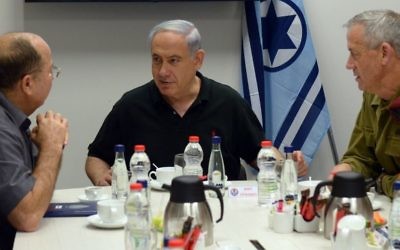 Le Premier ministre Benjamin Netanyahu (centre), le ministre de la Défense Moshe Yaalon (à droite) et le chef de l'état-major Benny Gantz (à gauche) le 27 août 2014 (Crédit : Haim Zach/GPO/Flash90)