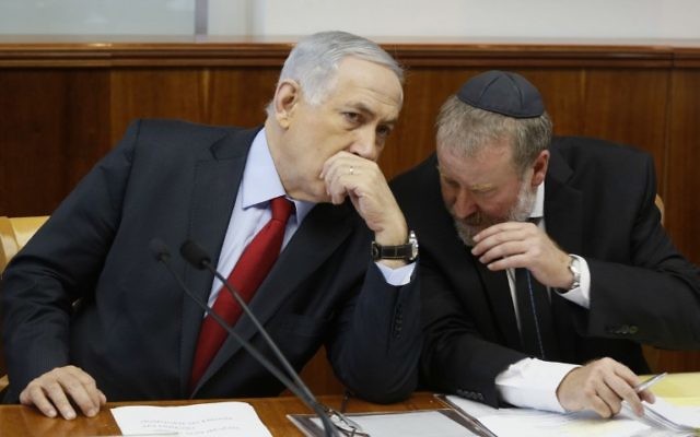 Le Premier ministre, Benjamin Netanyahu, et le secretaire du cabinet, Avichai Mendelbit, le 23 septembre 2014 (Crédit : AFP PHOTO/POOL/GALI TIBBON) Le Premier ministre, Benjamin Netanyahu, et le secretaire du cabinet, Avichai Mendelbit, le 23 septembre 2014 (Crédit : AFP PHOTO/POOL/GALI TIBBON)