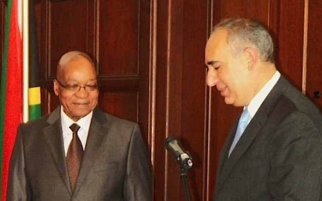 L'ambassadeur d'Israël en Afrique du Sud Arthur Lenk, à droite, remet ses lettres de créance au président sud-africain Jacob Zuma 16 octobre 2013 (Crédit : Ilana Lenk) L'ambassadeur d'Israël en Afrique du Sud Arthur Lenk, à droite, remet ses lettres de créance au président sud-africain Jacob Zuma 16 octobre 2013 (Crédit : Ilana Lenk)