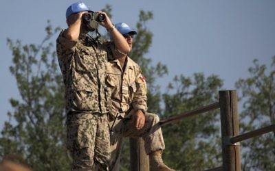 Photo illustrative de forces des Nations unies (FNUOD) observant à l'aide des jumelles le côté syrien du plateau du Golan près de la frontière de Qouneitra, le 31 août 2014 (Crédit : AFP Photo / Jalaa Marey) Photo illustrative de forces des Nations unies (FNUOD) observant à l'aide des jumelles le côté syrien du plateau du Golan près de la frontière de Qouneitra, le 31 août 2014 (Crédit : AFP Photo / Jalaa Marey)