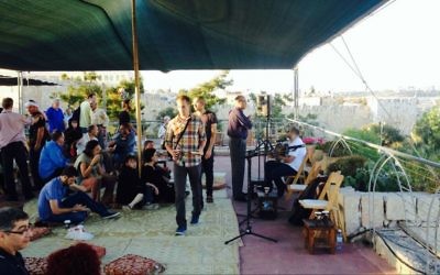 Une petite foule réunie pour écouter l'appel à la prière au Festival de la musique sacrée de Jérusalem (Crédit : Jessica Steinberg/Times Of Israel)