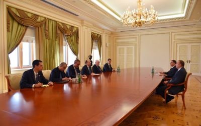 Le ministre de la Défense Moshe Yaalon rencontre le président azerbaïdjanais Ilham Aliyev à Bakou, en Azerbaïdjan, le 10 septembre 2014 (Crédit : Ariel Harmoni / Ministère de la Défense)
