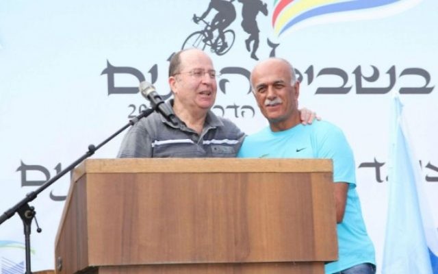 Moshe Yaalon (g) à une cérémonie à la mémoire des soldats druzes (Crédit : Ofer Idelbici) Moshe Yaalon (g) à une cérémonie à la mémoire des soldats druzes (Crédit : Ofer Idelbici)