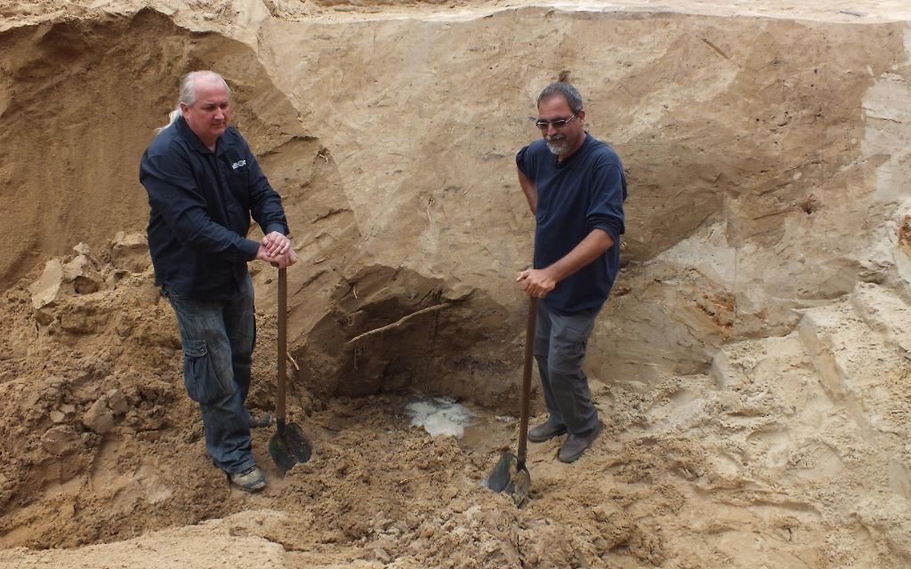 Les archéologues Wojtek Mazurek (à gauche) et Yoram Haimi, responsables des fouilles de Sobibor depuis 2007 (Avec l'aimable autorisation de Wojtek Mazurek) Les archéologues Wojtek Mazurek (à gauche) et Yoram Haimi, responsables des fouilles de Sobibor depuis 2007 (Avec l'aimable autorisation de Wojtek Mazurek)