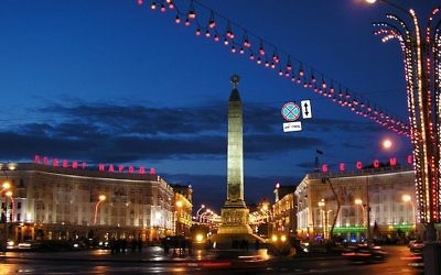 Vue nocturne sur Minsk, Biélorussie (Crédit : Wikimedia Commons/ mikkalai - domaine public)