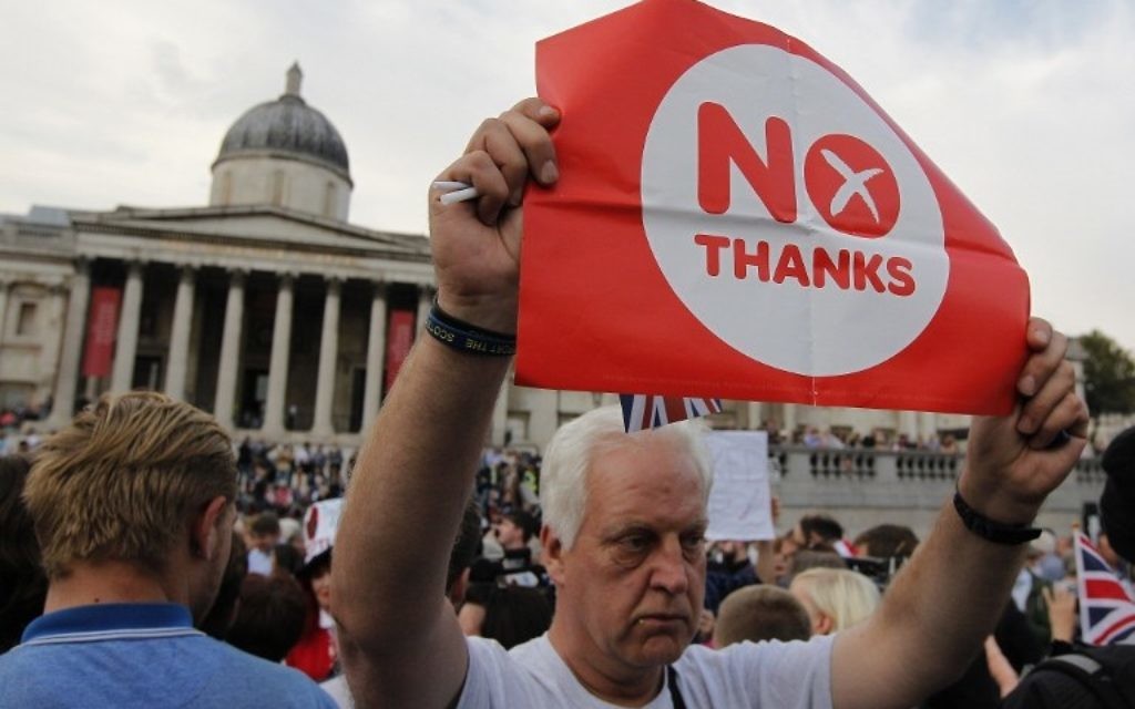 Des partisans pro-syndicales, opposés à l'indépendance écossaise agitent des drapeaux du Royaume-Uni lors d'un rassemblement à Trafalgar Square à Londres le 15 septembre, 2014 (Crédit : AFP PHOTO / CYRIL VILLEMAIN)
