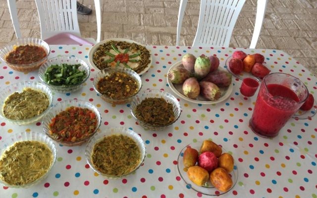 Un repas à base de sabra. Les Blum recommandent fortement leurs smoothies de sabra, faits en mélangeant les fruits dans un mixeur ou de nourriture, pour solliciter les graines, et servir froid (Crédit : Jessica Steinberg / Times of Israël) Un repas à base de sabra. Les Blum recommandent fortement leurs smoothies de sabra, faits en mélangeant les fruits dans un mixeur ou de nourriture, pour solliciter les graines, et servir froid (Crédit : Jessica Steinberg / Times of Israël)