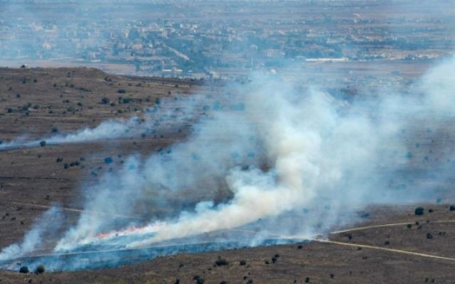 La fumée s'élève près du passage de Qouneitra - 27 août 2014 (Crédit : Flash90)