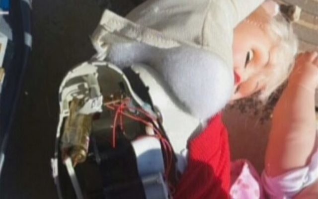 Capture d'écran de l'intérieur du jouet où ont été trouvées des armes à l'aéroport de Ben Gurion - 15 septembre 2014 (Crédit : Deuxième chaîne) Capture d'écran de l'intérieur du jouet où ont été trouvées des armes à l'aéroport de Ben Gurion - 15 septembre 2014 (Crédit : Deuxième chaîne)