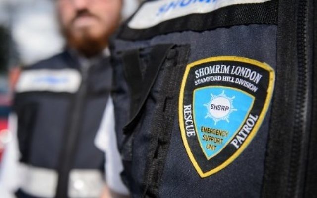 Des membres de la patrouille de volontaires des Shomrim près de Londres (Crédit : AFP/Leon Neal)
