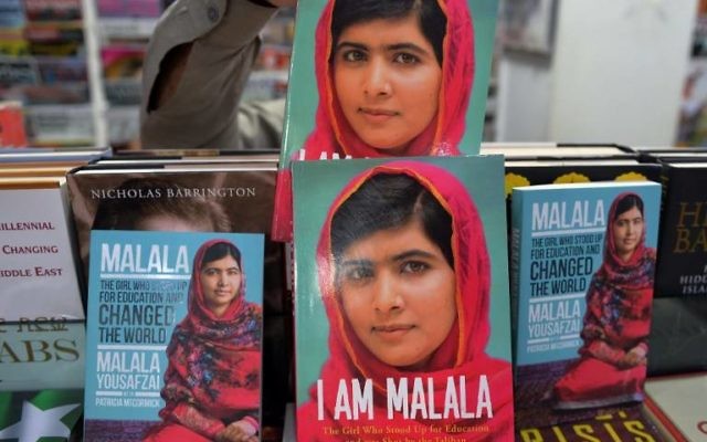 Le témoignage de Malala Yousafzai dans les rayons d'une librairie pakistanaise (Crédit : AFP/Aamir QURESHI)