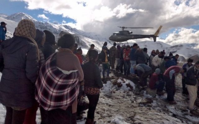 Un hélicoptère de l'armée népalaise sauve les survivants d'une tempête de neige dans le district de Manang (Crédit : AFP PHOTO/NEPAL ARMY) Un hélicoptère de l'armée népalaise sauve les survivants d'une tempête de neige dans le district de Manang (Crédit : AFP PHOTO/NEPAL ARMY)