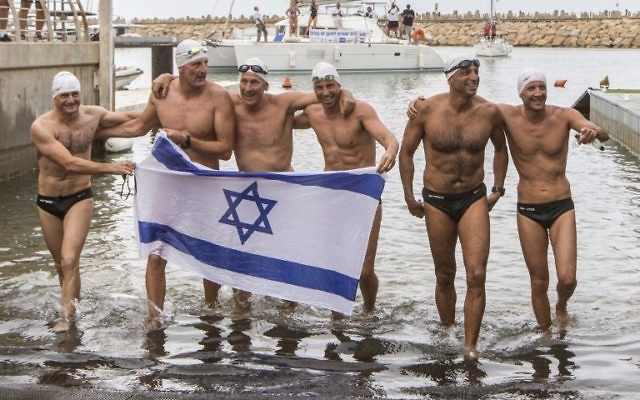 Les 6 nageurs israéliens (de gauche à droite) Ben Enoch, Luc Chetboun, 46 ans, Ud Erel, 66 ans, Ori Sela, 41 ans, Doron Amosi, 45 ans, Oded Rahav, 43 ans - le 11 Octobre 2014, dans la ville côtière israélienne de Herzliya. (Crédit : AFP / JACK GUEZ) Les 6 nageurs israéliens (de gauche à droite) Ben Enoch, Luc Chetboun, 46 ans, Ud Erel, 66 ans, Ori Sela, 41 ans, Doron Amosi, 45 ans, Oded Rahav, 43 ans - le 11 Octobre 2014, dans la ville côtière israélienne de Herzliya. (Crédit : AFP / JACK GUEZ)
