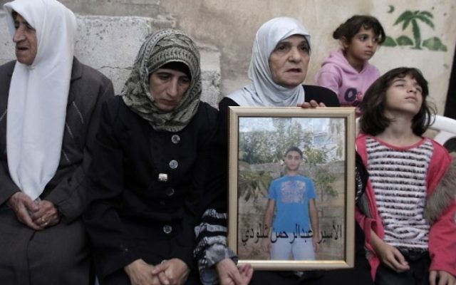 La mère d'Abdel Rahman al-Shaludi, qui a tué un bébé et en a blessé huit autres à Jérusalem, le 23 octobre, 2014 (Crédit : Ahmad Gharabli / AFP)