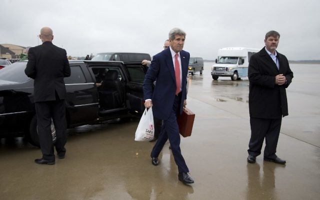 Le Secrétaire d'Etat américain John Kerry sur le tarmac dans la base aérienne Andrews dans le Maryland, en route pour le Caire, le 11 octobre 2014. (Crédit : Carolyn Kaster/Pool/AFP)
