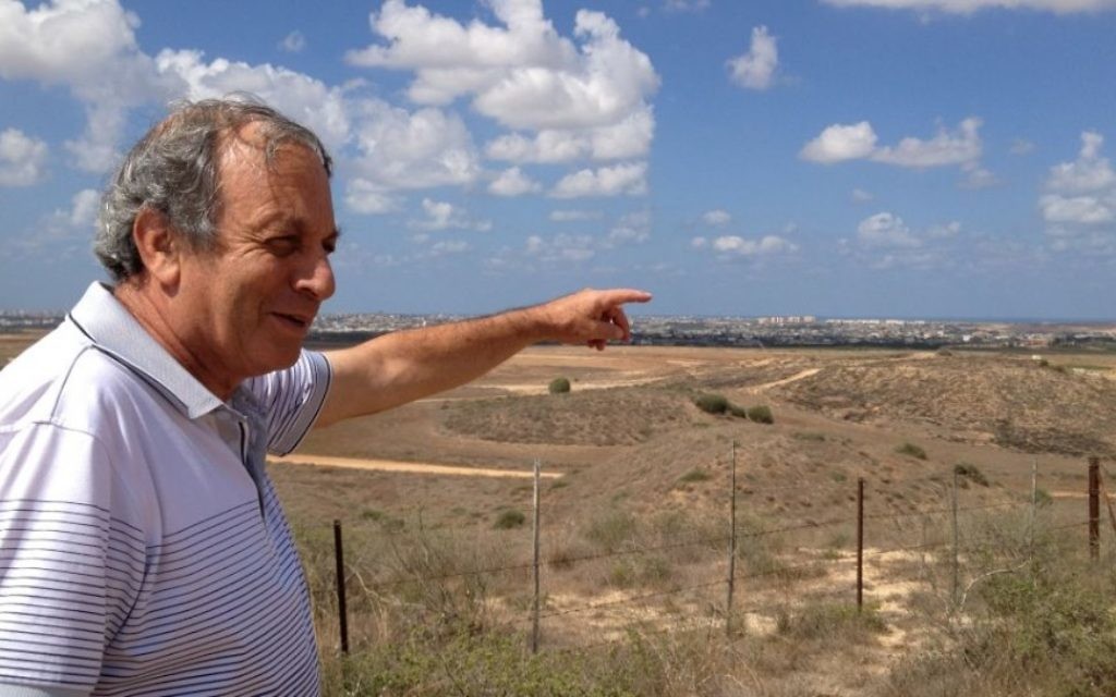 Micha Ben Hillel , un résident  du kibboutz Nir Am (Crédit : Elhanan Miller / Times of Israël)
