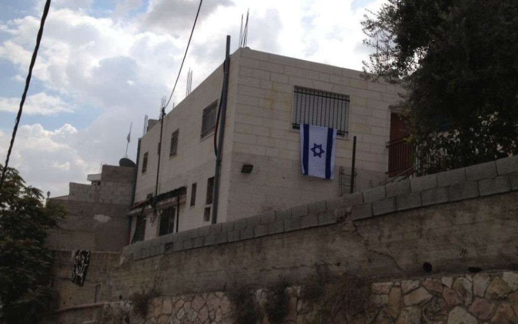 Une nouvelle maison achetée récemment à Silwan où des propriétaires juifs vivent (Crédit : Elhanan Miller/Times of Israel) Une nouvelle maison achetée récemment à Silwan où des propriétaires juifs vivent (Crédit : Elhanan Miller/Times of Israel)