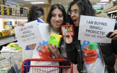 Deux étudiantEs de l'Université de New York lutteNT contre la semaine de l'apartheid israélien, mars 2010 (Crédit : David's project / JTA)