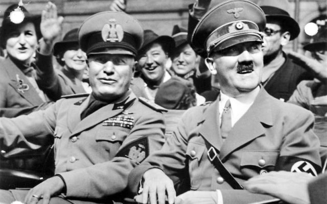 Benito Mussollini et Adolf Hitler (Crédit : CC-BY-SA-3.0-de) Benito Mussollini et Adolf Hitler (Crédit : CC-BY-SA-3.0-de)