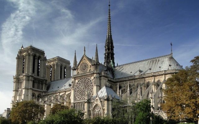Vue sur la cathédrale Notre-Dame de Paris en 2011 (Crédit : Madhurantakam/Wikimedia communs/CC BY SA 3.0) Vue sur la cathédrale Notre-Dame de Paris en 2011 (Crédit : Madhurantakam/Wikimedia communs/CC BY SA 3.0)