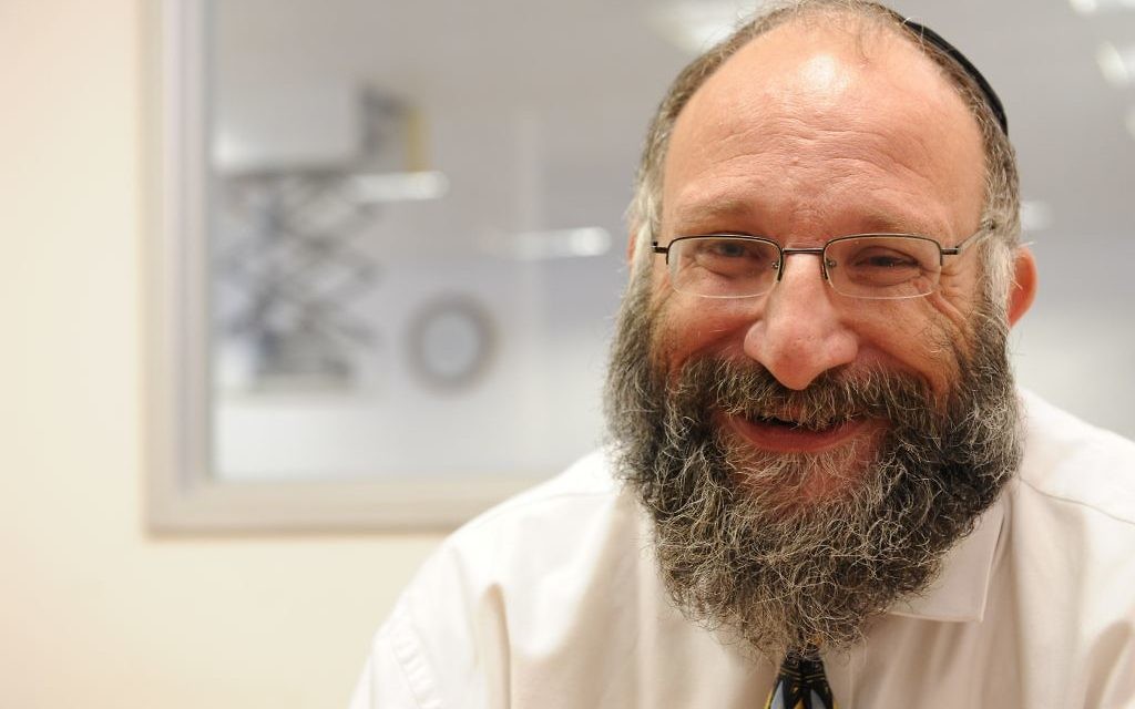 Dov Maïmon dans son bureau du JPPI (Crédit : Aurèle Medioni/Times of Israel) Dov Maïmon dans son bureau du JPPI (Crédit : Aurèle Medioni/Times of Israel)