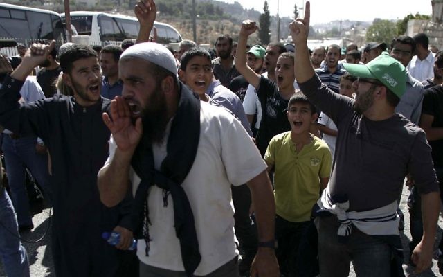 Des Palestiniens prenant à partie les policiers bloquant l'entrée du mont du Temple le 4 octobre 2009 (Crédit : Mohammar Awad/Flash90) Des Palestiniens prenant à partie les policiers bloquant l'entrée du mont du Temple le 4 octobre 2009 (Crédit : Mohammar Awad/Flash90)