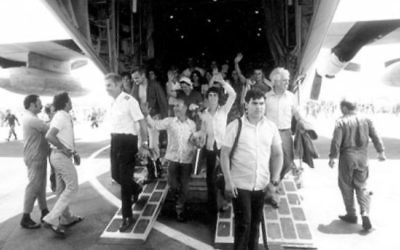 Retour des otages après l'opération Entebbe, le 4 juillet 1976, avec Michel Bacos marchant sur la passerelle, à gauche. (Crédit : archives de l'armée israélienne)