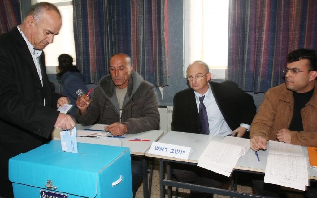 Un Arabe israélien met son bulletin de vote lors des élections à la Knesset dans la ville septentrionale de Umm al-Fahm, en février 2009 (Crédit : Herzl Shapira / FLASH90) Un Arabe israélien met son bulletin de vote lors des élections à la Knesset dans la ville septentrionale de Umm al-Fahm, en février 2009 (Crédit : Herzl Shapira / FLASH90)