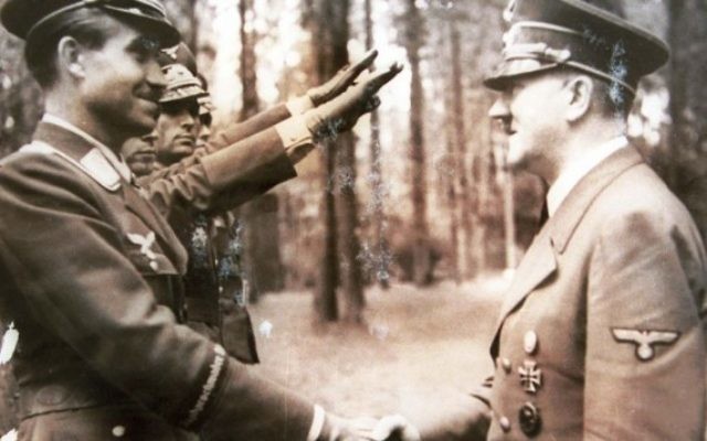 Reproduction d'Adolf Hitler à partir des archives du chasseur de nazis Tuviah Friedman (Crédit : Roni Schutzer / Flash90) Reproduction d'Adolf Hitler à partir des archives du chasseur de nazis Tuviah Friedman (Crédit : Roni Schutzer / Flash90)