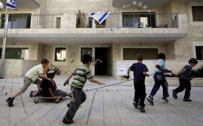Des petits garçons juifs jouent à l'intérieur de la zone à majorité arabe de Ras el-Amoud à Jérusalem-Est, le 25 mai 2011 (Crédit : Miriam Alster / Flash90)