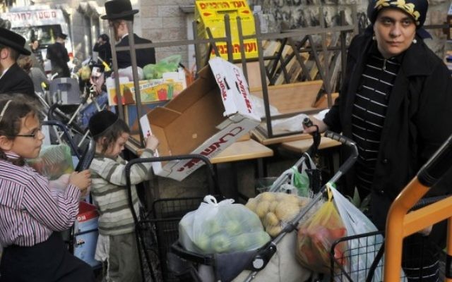 Une femme ultra-orthodoxe à Mea Shearim (Crédit Serge Attal/Flash 90) Une femme ultra-orthodoxe à Mea Shearim (Crédit Serge Attal/Flash 90)