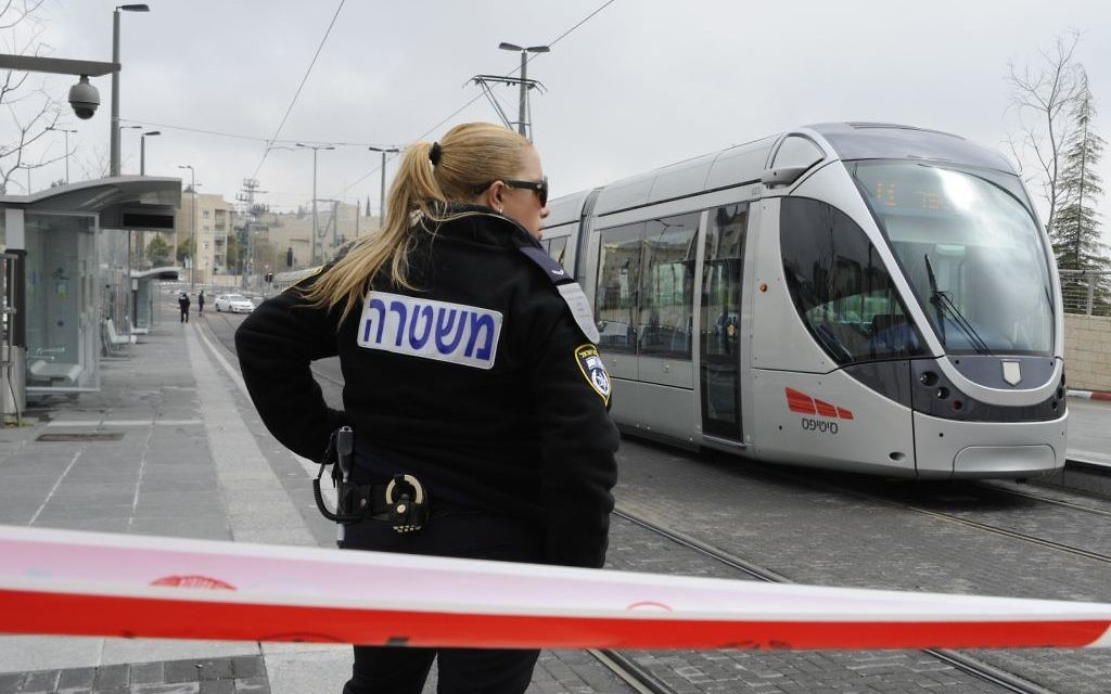 Une police israélienne se tient devant une scène de crime à Pisgat Zeev en 2012. (Crédit : Uri Lenz/FLASH90) Une police israélienne se tient devant une scène de crime à Pisgat Zeev en 2012. (Crédit : Uri Lenz/FLASH90)