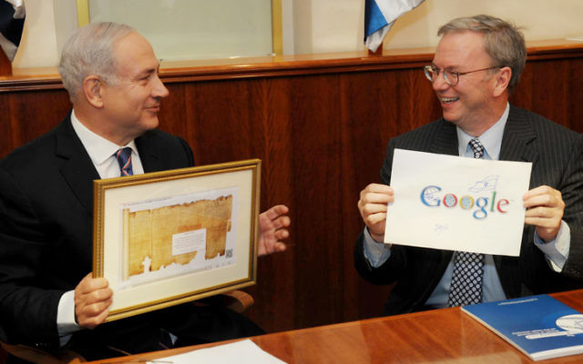 Le Premier ministre israélien Benjamin Netanyahu (à gauche) rencontre le président exécutif de Google, Eric Schmidt, à Jérusalem le 19 juin, 2012 (Crédit : Amos Ben Gershom / Flash90)