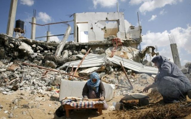 Des Gazaouis à Khan Younis en ruines, en octobre 2014. (Crédit : Abed Rahim Khatib/Flash90) Des Gazaouis à Khan Younis en ruines, en octobre 2014. (Crédit : Abed Rahim Khatib/Flash90)