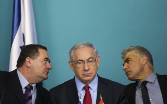 Le ministre des Transports Yisrael Katz (à gauche), le ministre des Finances Yair Lapid (à droite) et le Premier ministre Benjamin Netanyahu (Crédit : Noam Revkin Fenton/FLASH90)