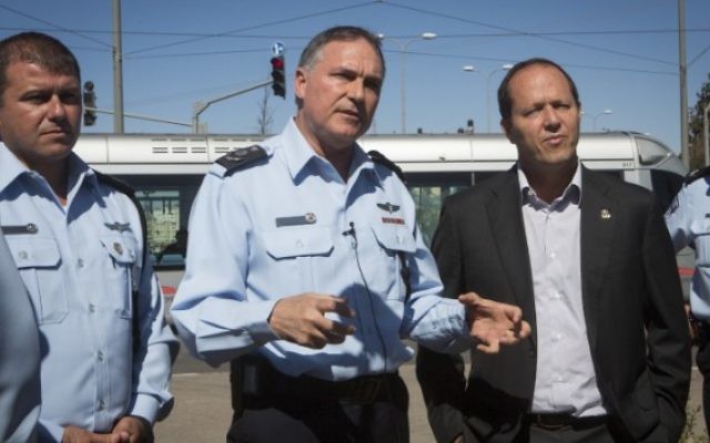 Le chef de la police Yohanan Danino (C), le commandant de la police Moshe Edri et le maire de Jérusalem, Nir Barkat (D) lors d'une tournée dans les quartiers de Beit Hanina et de Shuafat à Jérusalem-Est. 22 octobre 2014. (Crédit : Miriam Alster / Flash90) Le chef de la police Yohanan Danino (C), le commandant de la police Moshe Edri et le maire de Jérusalem, Nir Barkat (D) lors d'une tournée dans les quartiers de Beit Hanina et de Shuafat à Jérusalem-Est. 22 octobre 2014. (Crédit : Miriam Alster / Flash90)