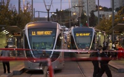 Périmètre de sécurité établi autour de la station de tramway où un bébé a été tué après une attaque au bélier - 22 octobre 2014 (Crédit : Yonatan Sindel/Flash 90)