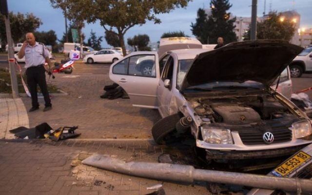 Périmètre de sécurité établi autour de la station de tramway où un bébé a été tué après une attaque au bélier - 22 octobre 2014 (Crédit : Yonatan Sindel/Flash 90)