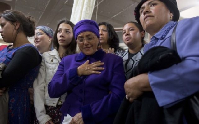 La mère de Karen Yemima Muscara, la jeune équatorienne, réagit lors de l'enterrement à Jérusalem, tôt lundi 27 octobre 2014. (Crédit Yonatan Sindel / Flash90) La mère de Karen Yemima Muscara, la jeune équatorienne, réagit lors de l'enterrement à Jérusalem, tôt lundi 27 octobre 2014. (Crédit Yonatan Sindel / Flash90)
