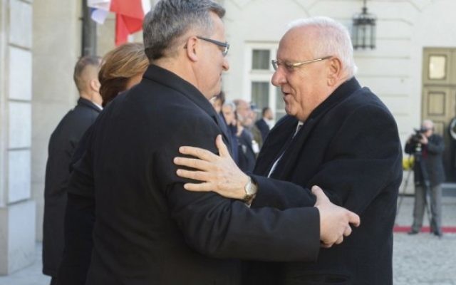 Reuven Rivlin et Bronislaw Komorowski à Varsovie - 28 octobre 2014 (Crédit : Marc Neyman/GPO)