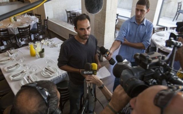 Le propriétaire du restaurant Terasa, situé au Centre Menahem Begin à Jérusalem, parle à la presse le 30 octobre 2014, (Crédit : Noam Revkin Fenton / Flash90) Le propriétaire du restaurant Terasa, situé au Centre Menahem Begin à Jérusalem, parle à la presse le 30 octobre 2014, (Crédit : Noam Revkin Fenton / Flash90)