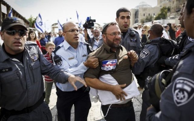 La police israélienne arrête un activiste d'extrême-droite qui voulait se rendre au mont du Temple (Crédit : Yonatan Sindel/Flash90) La police israélienne arrête un activiste d'extrême-droite qui voulait se rendre au mont du Temple (Crédit : Yonatan Sindel/Flash90)